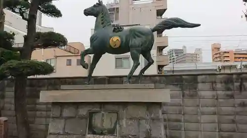 みなと八幡神社の像