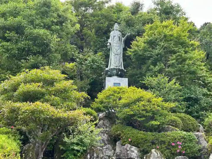 青岸渡寺の{uncategorized: "未分類", other: "その他", undefined: "問題あり", building: "その他建物", grave: "お墓", sacred_gate: "鳥居", guardian: "狛犬", statue: "像", buddha: "仏像", history: "歴史", nature: "自然", garden: "庭園", animal: "動物", pagoda: "塔", temizu: "手水舎", mountain_gate: "山門・神門", sanctuary: "本殿・本堂", subordinate: "末社・摂社", art: "芸術", scenery: "景色", jizo: "地蔵", ema: "絵馬", goshuin: "御朱印", omikuji: "おみくじ", items: "授与品その他", amulet: "お守り", goshuincho: "御朱印帳", eats: "食事", festival: "お祭り", votive_dance: "神楽", shichigosan: "七五三参", wedding: "結婚式", experience: "体験その他", initially: "初詣", around: "周辺", anti_infection: "感染症対策"}