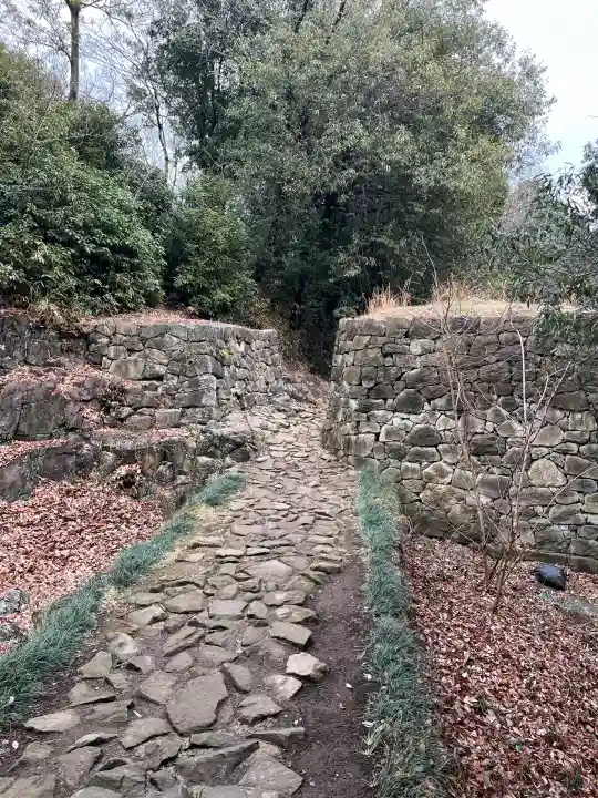 新田神社の{uncategorized: "未分類", other: "その他", undefined: "問題あり", building: "その他建物", grave: "お墓", sacred_gate: "鳥居", guardian: "狛犬", statue: "像", buddha: "仏像", history: "歴史", nature: "自然", garden: "庭園", animal: "動物", pagoda: "塔", temizu: "手水舎", mountain_gate: "山門・神門", sanctuary: "本殿・本堂", subordinate: "末社・摂社", art: "芸術", scenery: "景色", jizo: "地蔵", ema: "絵馬", goshuin: "御朱印", omikuji: "おみくじ", items: "授与品その他", amulet: "お守り", goshuincho: "御朱印帳", eats: "食事", festival: "お祭り", votive_dance: "神楽", shichigosan: "七五三参", wedding: "結婚式", experience: "体験その他", initially: "初詣", around: "周辺", anti_infection: "感染症対策"}