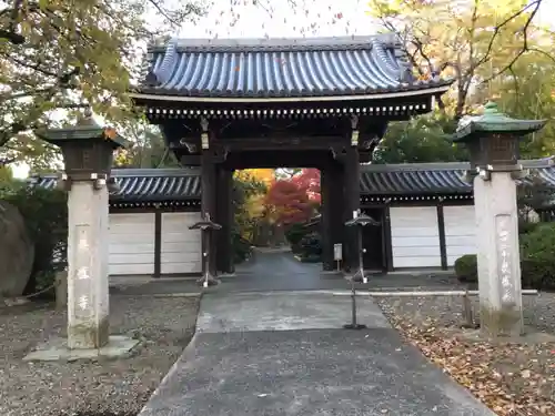 真盛寺の山門