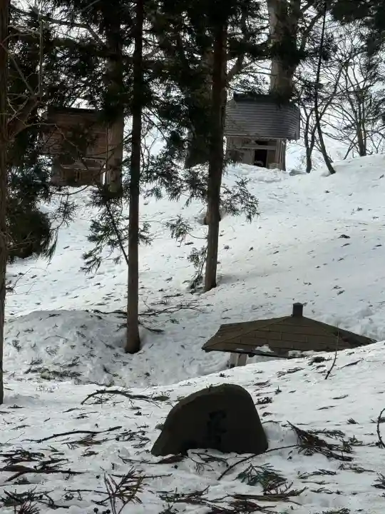 鳥越八幡神社の{uncategorized: "未分類", other: "その他", undefined: "問題あり", building: "その他建物", grave: "お墓", sacred_gate: "鳥居", guardian: "狛犬", statue: "像", buddha: "仏像", history: "歴史", nature: "自然", garden: "庭園", animal: "動物", pagoda: "塔", temizu: "手水舎", mountain_gate: "山門・神門", sanctuary: "本殿・本堂", subordinate: "末社・摂社", art: "芸術", scenery: "景色", jizo: "地蔵", ema: "絵馬", goshuin: "御朱印", omikuji: "おみくじ", items: "授与品その他", amulet: "お守り", goshuincho: "御朱印帳", eats: "食事", festival: "お祭り", votive_dance: "神楽", shichigosan: "七五三参", wedding: "結婚式", experience: "体験その他", initially: "初詣", around: "周辺", anti_infection: "感染症対策"}