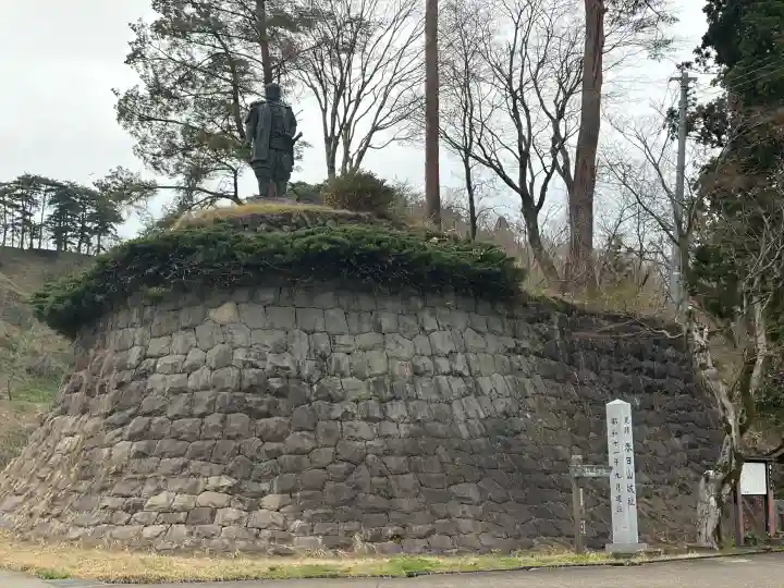 春日山神社の{uncategorized: "未分類", other: "その他", undefined: "問題あり", building: "その他建物", grave: "お墓", sacred_gate: "鳥居", guardian: "狛犬", statue: "像", buddha: "仏像", history: "歴史", nature: "自然", garden: "庭園", animal: "動物", pagoda: "塔", temizu: "手水舎", mountain_gate: "山門・神門", sanctuary: "本殿・本堂", subordinate: "末社・摂社", art: "芸術", scenery: "景色", jizo: "地蔵", ema: "絵馬", goshuin: "御朱印", omikuji: "おみくじ", items: "授与品その他", amulet: "お守り", goshuincho: "御朱印帳", eats: "食事", festival: "お祭り", votive_dance: "神楽", shichigosan: "七五三参", wedding: "結婚式", experience: "体験その他", initially: "初詣", around: "周辺", anti_infection: "感染症対策"}