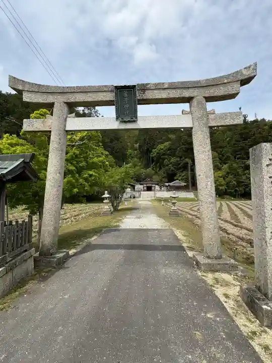 五百井神社の{uncategorized: "未分類", other: "その他", undefined: "問題あり", building: "その他建物", grave: "お墓", sacred_gate: "鳥居", guardian: "狛犬", statue: "像", buddha: "仏像", history: "歴史", nature: "自然", garden: "庭園", animal: "動物", pagoda: "塔", temizu: "手水舎", mountain_gate: "山門・神門", sanctuary: "本殿・本堂", subordinate: "末社・摂社", art: "芸術", scenery: "景色", jizo: "地蔵", ema: "絵馬", goshuin: "御朱印", omikuji: "おみくじ", items: "授与品その他", amulet: "お守り", goshuincho: "御朱印帳", eats: "食事", festival: "お祭り", votive_dance: "神楽", shichigosan: "七五三参", wedding: "結婚式", experience: "体験その他", initially: "初詣", around: "周辺", anti_infection: "感染症対策"}