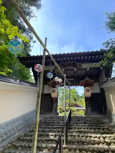 目の霊山　油山寺の山門