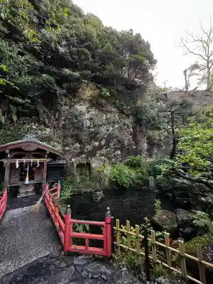 銭洗弁財天宇賀福神社の{uncategorized: "未分類", other: "その他", undefined: "問題あり", building: "その他建物", grave: "お墓", sacred_gate: "鳥居", guardian: "狛犬", statue: "像", buddha: "仏像", history: "歴史", nature: "自然", garden: "庭園", animal: "動物", pagoda: "塔", temizu: "手水舎", mountain_gate: "山門・神門", sanctuary: "本殿・本堂", subordinate: "末社・摂社", art: "芸術", scenery: "景色", jizo: "地蔵", ema: "絵馬", goshuin: "御朱印", omikuji: "おみくじ", items: "授与品その他", amulet: "お守り", goshuincho: "御朱印帳", eats: "食事", festival: "お祭り", votive_dance: "神楽", shichigosan: "七五三参", wedding: "結婚式", experience: "体験その他", initially: "初詣", around: "周辺", anti_infection: "感染症対策"}