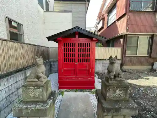 稲荷神社（生麦5丁目）の{uncategorized: "未分類", other: "その他", undefined: "問題あり", building: "その他建物", grave: "お墓", sacred_gate: "鳥居", guardian: "狛犬", statue: "像", buddha: "仏像", history: "歴史", nature: "自然", garden: "庭園", animal: "動物", pagoda: "塔", temizu: "手水舎", mountain_gate: "山門・神門", sanctuary: "本殿・本堂", subordinate: "末社・摂社", art: "芸術", scenery: "景色", jizo: "地蔵", ema: "絵馬", goshuin: "御朱印", omikuji: "おみくじ", items: "授与品その他", amulet: "お守り", goshuincho: "御朱印帳", eats: "食事", festival: "お祭り", votive_dance: "神楽", shichigosan: "七五三参", wedding: "結婚式", experience: "体験その他", initially: "初詣", around: "周辺", anti_infection: "感染症対策"}