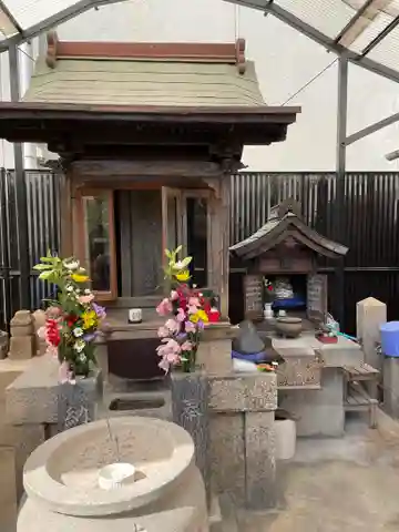 地蔵尊(監物太郎頼賢の碑)の本殿・本堂