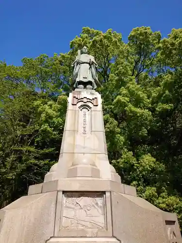 照國神社の像