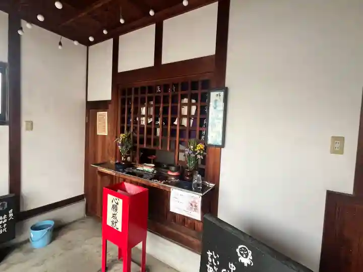 八田北地蔵堂の{uncategorized: "未分類", other: "その他", undefined: "問題あり", building: "その他建物", grave: "お墓", sacred_gate: "鳥居", guardian: "狛犬", statue: "像", buddha: "仏像", history: "歴史", nature: "自然", garden: "庭園", animal: "動物", pagoda: "塔", temizu: "手水舎", mountain_gate: "山門・神門", sanctuary: "本殿・本堂", subordinate: "末社・摂社", art: "芸術", scenery: "景色", jizo: "地蔵", ema: "絵馬", goshuin: "御朱印", omikuji: "おみくじ", items: "授与品その他", amulet: "お守り", goshuincho: "御朱印帳", eats: "食事", festival: "お祭り", votive_dance: "神楽", shichigosan: "七五三参", wedding: "結婚式", experience: "体験その他", initially: "初詣", around: "周辺", anti_infection: "感染症対策"}