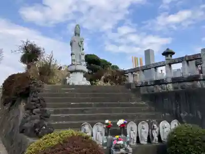 本興寺の{uncategorized: "未分類", other: "その他", undefined: "問題あり", building: "その他建物", grave: "お墓", sacred_gate: "鳥居", guardian: "狛犬", statue: "像", buddha: "仏像", history: "歴史", nature: "自然", garden: "庭園", animal: "動物", pagoda: "塔", temizu: "手水舎", mountain_gate: "山門・神門", sanctuary: "本殿・本堂", subordinate: "末社・摂社", art: "芸術", scenery: "景色", jizo: "地蔵", ema: "絵馬", goshuin: "御朱印", omikuji: "おみくじ", items: "授与品その他", amulet: "お守り", goshuincho: "御朱印帳", eats: "食事", festival: "お祭り", votive_dance: "神楽", shichigosan: "七五三参", wedding: "結婚式", experience: "体験その他", initially: "初詣", around: "周辺", anti_infection: "感染症対策"}