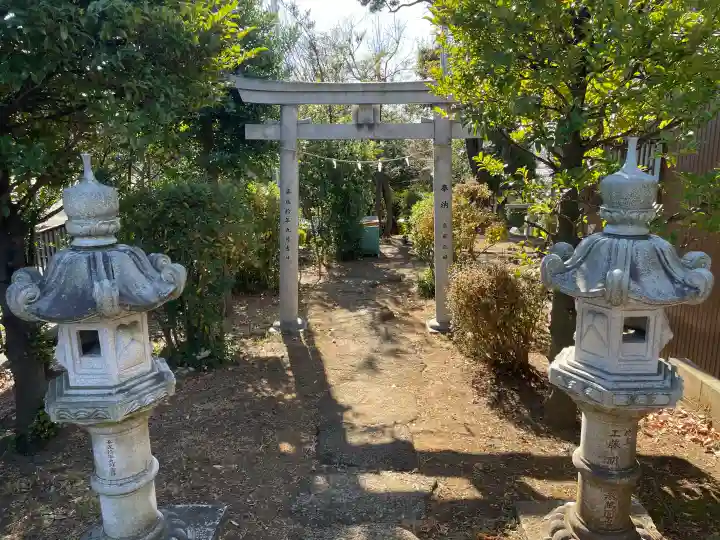 伊勢社の{uncategorized: "未分類", other: "その他", undefined: "問題あり", building: "その他建物", grave: "お墓", sacred_gate: "鳥居", guardian: "狛犬", statue: "像", buddha: "仏像", history: "歴史", nature: "自然", garden: "庭園", animal: "動物", pagoda: "塔", temizu: "手水舎", mountain_gate: "山門・神門", sanctuary: "本殿・本堂", subordinate: "末社・摂社", art: "芸術", scenery: "景色", jizo: "地蔵", ema: "絵馬", goshuin: "御朱印", omikuji: "おみくじ", items: "授与品その他", amulet: "お守り", goshuincho: "御朱印帳", eats: "食事", festival: "お祭り", votive_dance: "神楽", shichigosan: "七五三参", wedding: "結婚式", experience: "体験その他", initially: "初詣", around: "周辺", anti_infection: "感染症対策"}