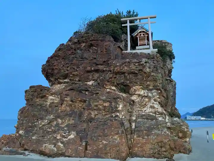 稲佐の浜 弁天島の{uncategorized: "未分類", other: "その他", undefined: "問題あり", building: "その他建物", grave: "お墓", sacred_gate: "鳥居", guardian: "狛犬", statue: "像", buddha: "仏像", history: "歴史", nature: "自然", garden: "庭園", animal: "動物", pagoda: "塔", temizu: "手水舎", mountain_gate: "山門・神門", sanctuary: "本殿・本堂", subordinate: "末社・摂社", art: "芸術", scenery: "景色", jizo: "地蔵", ema: "絵馬", goshuin: "御朱印", omikuji: "おみくじ", items: "授与品その他", amulet: "お守り", goshuincho: "御朱印帳", eats: "食事", festival: "お祭り", votive_dance: "神楽", shichigosan: "七五三参", wedding: "結婚式", experience: "体験その他", initially: "初詣", around: "周辺", anti_infection: "感染症対策"}