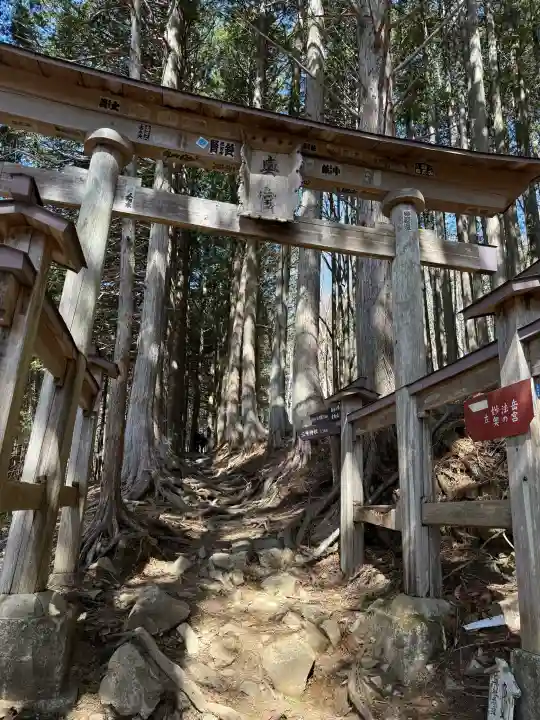 三峯神社奥宮の{uncategorized: "未分類", other: "その他", undefined: "問題あり", building: "その他建物", grave: "お墓", sacred_gate: "鳥居", guardian: "狛犬", statue: "像", buddha: "仏像", history: "歴史", nature: "自然", garden: "庭園", animal: "動物", pagoda: "塔", temizu: "手水舎", mountain_gate: "山門・神門", sanctuary: "本殿・本堂", subordinate: "末社・摂社", art: "芸術", scenery: "景色", jizo: "地蔵", ema: "絵馬", goshuin: "御朱印", omikuji: "おみくじ", items: "授与品その他", amulet: "お守り", goshuincho: "御朱印帳", eats: "食事", festival: "お祭り", votive_dance: "神楽", shichigosan: "七五三参", wedding: "結婚式", experience: "体験その他", initially: "初詣", around: "周辺", anti_infection: "感染症対策"}
