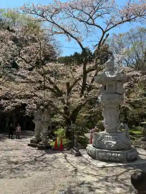 香取神宮の{uncategorized: "未分類", other: "その他", undefined: "問題あり", building: "その他建物", grave: "お墓", sacred_gate: "鳥居", guardian: "狛犬", statue: "像", buddha: "仏像", history: "歴史", nature: "自然", garden: "庭園", animal: "動物", pagoda: "塔", temizu: "手水舎", mountain_gate: "山門・神門", sanctuary: "本殿・本堂", subordinate: "末社・摂社", art: "芸術", scenery: "景色", jizo: "地蔵", ema: "絵馬", goshuin: "御朱印", omikuji: "おみくじ", items: "授与品その他", amulet: "お守り", goshuincho: "御朱印帳", eats: "食事", festival: "お祭り", votive_dance: "神楽", shichigosan: "七五三参", wedding: "結婚式", experience: "体験その他", initially: "初詣", around: "周辺", anti_infection: "感染症対策"}