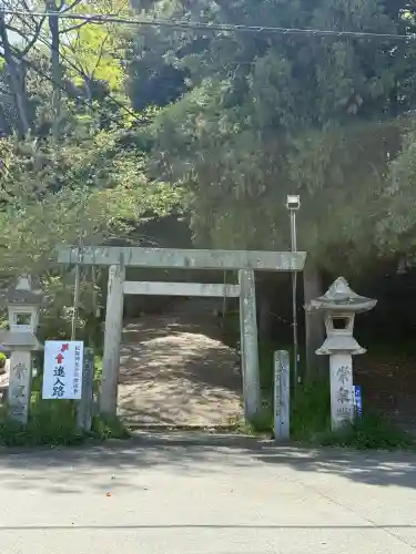 松阪神社の{uncategorized: "未分類", other: "その他", undefined: "問題あり", building: "その他建物", grave: "お墓", sacred_gate: "鳥居", guardian: "狛犬", statue: "像", buddha: "仏像", history: "歴史", nature: "自然", garden: "庭園", animal: "動物", pagoda: "塔", temizu: "手水舎", mountain_gate: "山門・神門", sanctuary: "本殿・本堂", subordinate: "末社・摂社", art: "芸術", scenery: "景色", jizo: "地蔵", ema: "絵馬", goshuin: "御朱印", omikuji: "おみくじ", items: "授与品その他", amulet: "お守り", goshuincho: "御朱印帳", eats: "食事", festival: "お祭り", votive_dance: "神楽", shichigosan: "七五三参", wedding: "結婚式", experience: "体験その他", initially: "初詣", around: "周辺", anti_infection: "感染症対策"}