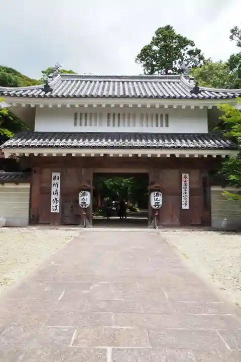 目の霊山 油山寺の山門・神門