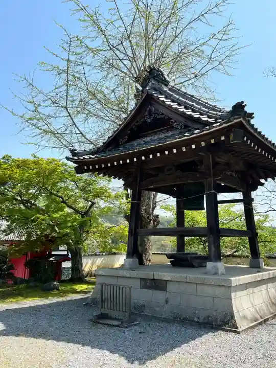 鶏足寺の{uncategorized: "未分類", other: "その他", undefined: "問題あり", building: "その他建物", grave: "お墓", sacred_gate: "鳥居", guardian: "狛犬", statue: "像", buddha: "仏像", history: "歴史", nature: "自然", garden: "庭園", animal: "動物", pagoda: "塔", temizu: "手水舎", mountain_gate: "山門・神門", sanctuary: "本殿・本堂", subordinate: "末社・摂社", art: "芸術", scenery: "景色", jizo: "地蔵", ema: "絵馬", goshuin: "御朱印", omikuji: "おみくじ", items: "授与品その他", amulet: "お守り", goshuincho: "御朱印帳", eats: "食事", festival: "お祭り", votive_dance: "神楽", shichigosan: "七五三参", wedding: "結婚式", experience: "体験その他", initially: "初詣", around: "周辺", anti_infection: "感染症対策"}