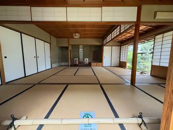 総見院の{uncategorized: "未分類", other: "その他", undefined: "問題あり", building: "その他建物", grave: "お墓", sacred_gate: "鳥居", guardian: "狛犬", statue: "像", buddha: "仏像", history: "歴史", nature: "自然", garden: "庭園", animal: "動物", pagoda: "塔", temizu: "手水舎", mountain_gate: "山門・神門", sanctuary: "本殿・本堂", subordinate: "末社・摂社", art: "芸術", scenery: "景色", jizo: "地蔵", ema: "絵馬", goshuin: "御朱印", omikuji: "おみくじ", items: "授与品その他", amulet: "お守り", goshuincho: "御朱印帳", eats: "食事", festival: "お祭り", votive_dance: "神楽", shichigosan: "七五三参", wedding: "結婚式", experience: "体験その他", initially: "初詣", around: "周辺", anti_infection: "感染症対策"}