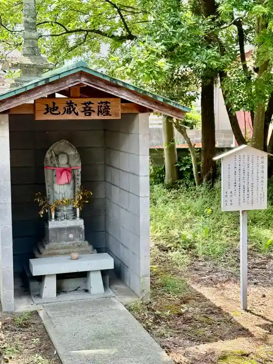 八幡神社の{uncategorized: "未分類", other: "その他", undefined: "問題あり", building: "その他建物", grave: "お墓", sacred_gate: "鳥居", guardian: "狛犬", statue: "像", buddha: "仏像", history: "歴史", nature: "自然", garden: "庭園", animal: "動物", pagoda: "塔", temizu: "手水舎", mountain_gate: "山門・神門", sanctuary: "本殿・本堂", subordinate: "末社・摂社", art: "芸術", scenery: "景色", jizo: "地蔵", ema: "絵馬", goshuin: "御朱印", omikuji: "おみくじ", items: "授与品その他", amulet: "お守り", goshuincho: "御朱印帳", eats: "食事", festival: "お祭り", votive_dance: "神楽", shichigosan: "七五三参", wedding: "結婚式", experience: "体験その他", initially: "初詣", around: "周辺", anti_infection: "感染症対策"}