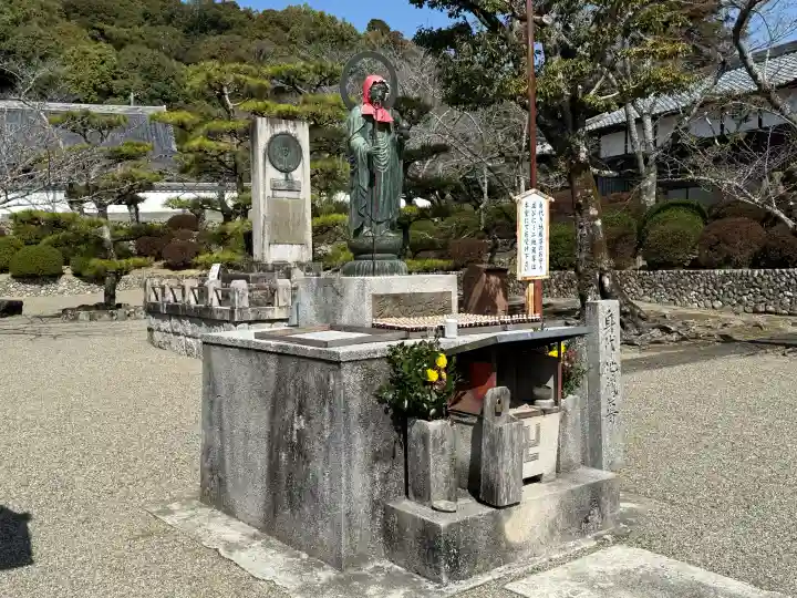 粉河寺の{uncategorized: "未分類", other: "その他", undefined: "問題あり", building: "その他建物", grave: "お墓", sacred_gate: "鳥居", guardian: "狛犬", statue: "像", buddha: "仏像", history: "歴史", nature: "自然", garden: "庭園", animal: "動物", pagoda: "塔", temizu: "手水舎", mountain_gate: "山門・神門", sanctuary: "本殿・本堂", subordinate: "末社・摂社", art: "芸術", scenery: "景色", jizo: "地蔵", ema: "絵馬", goshuin: "御朱印", omikuji: "おみくじ", items: "授与品その他", amulet: "お守り", goshuincho: "御朱印帳", eats: "食事", festival: "お祭り", votive_dance: "神楽", shichigosan: "七五三参", wedding: "結婚式", experience: "体験その他", initially: "初詣", around: "周辺", anti_infection: "感染症対策"}