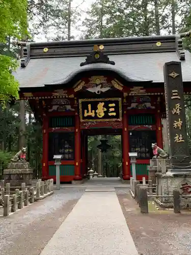 三峯神社の山門・神門