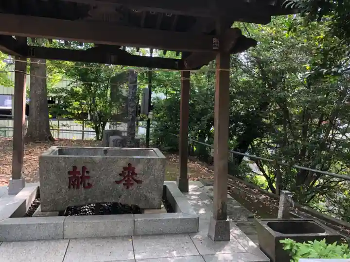 驚神社の手水舎