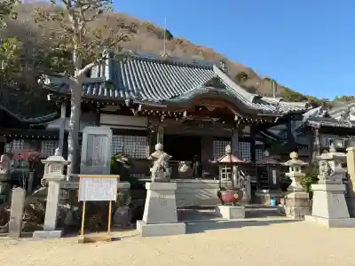 神咒寺の{uncategorized: "未分類", other: "その他", undefined: "問題あり", building: "その他建物", grave: "お墓", sacred_gate: "鳥居", guardian: "狛犬", statue: "像", buddha: "仏像", history: "歴史", nature: "自然", garden: "庭園", animal: "動物", pagoda: "塔", temizu: "手水舎", mountain_gate: "山門・神門", sanctuary: "本殿・本堂", subordinate: "末社・摂社", art: "芸術", scenery: "景色", jizo: "地蔵", ema: "絵馬", goshuin: "御朱印", omikuji: "おみくじ", items: "授与品その他", amulet: "お守り", goshuincho: "御朱印帳", eats: "食事", festival: "お祭り", votive_dance: "神楽", shichigosan: "七五三参", wedding: "結婚式", experience: "体験その他", initially: "初詣", around: "周辺", anti_infection: "感染症対策"}