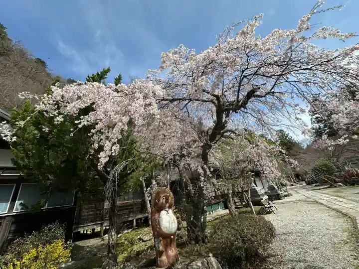 龍泉寺の{uncategorized: "未分類", other: "その他", undefined: "問題あり", building: "その他建物", grave: "お墓", sacred_gate: "鳥居", guardian: "狛犬", statue: "像", buddha: "仏像", history: "歴史", nature: "自然", garden: "庭園", animal: "動物", pagoda: "塔", temizu: "手水舎", mountain_gate: "山門・神門", sanctuary: "本殿・本堂", subordinate: "末社・摂社", art: "芸術", scenery: "景色", jizo: "地蔵", ema: "絵馬", goshuin: "御朱印", omikuji: "おみくじ", items: "授与品その他", amulet: "お守り", goshuincho: "御朱印帳", eats: "食事", festival: "お祭り", votive_dance: "神楽", shichigosan: "七五三参", wedding: "結婚式", experience: "体験その他", initially: "初詣", around: "周辺", anti_infection: "感染症対策"}