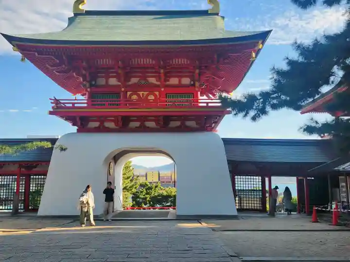 赤間神宮の{uncategorized: "未分類", other: "その他", undefined: "問題あり", building: "その他建物", grave: "お墓", sacred_gate: "鳥居", guardian: "狛犬", statue: "像", buddha: "仏像", history: "歴史", nature: "自然", garden: "庭園", animal: "動物", pagoda: "塔", temizu: "手水舎", mountain_gate: "山門・神門", sanctuary: "本殿・本堂", subordinate: "末社・摂社", art: "芸術", scenery: "景色", jizo: "地蔵", ema: "絵馬", goshuin: "御朱印", omikuji: "おみくじ", items: "授与品その他", amulet: "お守り", goshuincho: "御朱印帳", eats: "食事", festival: "お祭り", votive_dance: "神楽", shichigosan: "七五三参", wedding: "結婚式", experience: "体験その他", initially: "初詣", around: "周辺", anti_infection: "感染症対策"}
