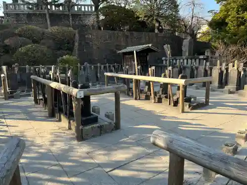 泉岳寺の{uncategorized: "未分類", other: "その他", undefined: "問題あり", building: "その他建物", grave: "お墓", sacred_gate: "鳥居", guardian: "狛犬", statue: "像", buddha: "仏像", history: "歴史", nature: "自然", garden: "庭園", animal: "動物", pagoda: "塔", temizu: "手水舎", mountain_gate: "山門・神門", sanctuary: "本殿・本堂", subordinate: "末社・摂社", art: "芸術", scenery: "景色", jizo: "地蔵", ema: "絵馬", goshuin: "御朱印", omikuji: "おみくじ", items: "授与品その他", amulet: "お守り", goshuincho: "御朱印帳", eats: "食事", festival: "お祭り", votive_dance: "神楽", shichigosan: "七五三参", wedding: "結婚式", experience: "体験その他", initially: "初詣", around: "周辺", anti_infection: "感染症対策"}