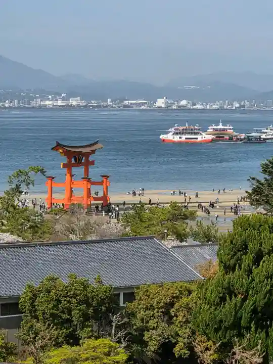 厳島神社の{uncategorized: "未分類", other: "その他", undefined: "問題あり", building: "その他建物", grave: "お墓", sacred_gate: "鳥居", guardian: "狛犬", statue: "像", buddha: "仏像", history: "歴史", nature: "自然", garden: "庭園", animal: "動物", pagoda: "塔", temizu: "手水舎", mountain_gate: "山門・神門", sanctuary: "本殿・本堂", subordinate: "末社・摂社", art: "芸術", scenery: "景色", jizo: "地蔵", ema: "絵馬", goshuin: "御朱印", omikuji: "おみくじ", items: "授与品その他", amulet: "お守り", goshuincho: "御朱印帳", eats: "食事", festival: "お祭り", votive_dance: "神楽", shichigosan: "七五三参", wedding: "結婚式", experience: "体験その他", initially: "初詣", around: "周辺", anti_infection: "感染症対策"}