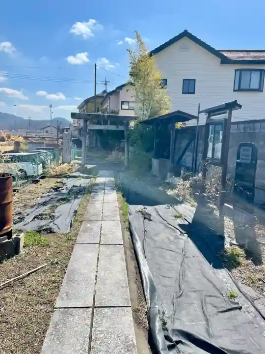 三峯神社の{uncategorized: "未分類", other: "その他", undefined: "問題あり", building: "その他建物", grave: "お墓", sacred_gate: "鳥居", guardian: "狛犬", statue: "像", buddha: "仏像", history: "歴史", nature: "自然", garden: "庭園", animal: "動物", pagoda: "塔", temizu: "手水舎", mountain_gate: "山門・神門", sanctuary: "本殿・本堂", subordinate: "末社・摂社", art: "芸術", scenery: "景色", jizo: "地蔵", ema: "絵馬", goshuin: "御朱印", omikuji: "おみくじ", items: "授与品その他", amulet: "お守り", goshuincho: "御朱印帳", eats: "食事", festival: "お祭り", votive_dance: "神楽", shichigosan: "七五三参", wedding: "結婚式", experience: "体験その他", initially: "初詣", around: "周辺", anti_infection: "感染症対策"}