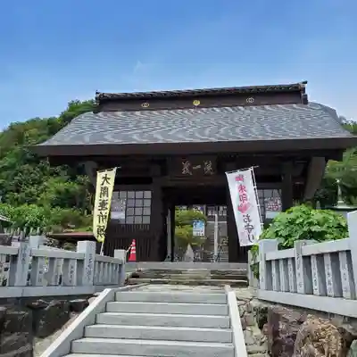 埼玉厄除け開運大師・龍泉寺（切り絵御朱印発祥の寺）の山門・神門