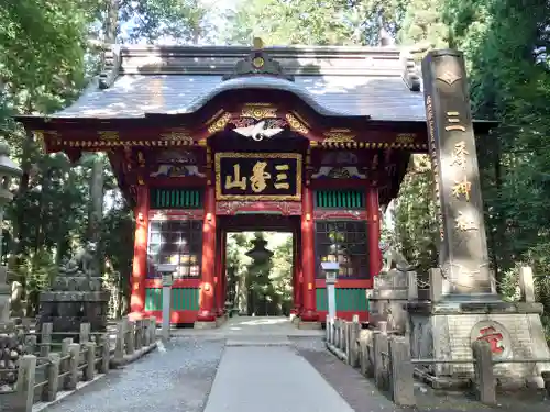 三峯神社の山門