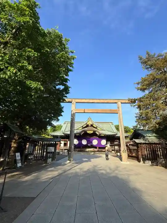 靖國神社の{uncategorized: "未分類", other: "その他", undefined: "問題あり", building: "その他建物", grave: "お墓", sacred_gate: "鳥居", guardian: "狛犬", statue: "像", buddha: "仏像", history: "歴史", nature: "自然", garden: "庭園", animal: "動物", pagoda: "塔", temizu: "手水舎", mountain_gate: "山門・神門", sanctuary: "本殿・本堂", subordinate: "末社・摂社", art: "芸術", scenery: "景色", jizo: "地蔵", ema: "絵馬", goshuin: "御朱印", omikuji: "おみくじ", items: "授与品その他", amulet: "お守り", goshuincho: "御朱印帳", eats: "食事", festival: "お祭り", votive_dance: "神楽", shichigosan: "七五三参", wedding: "結婚式", experience: "体験その他", initially: "初詣", around: "周辺", anti_infection: "感染症対策"}