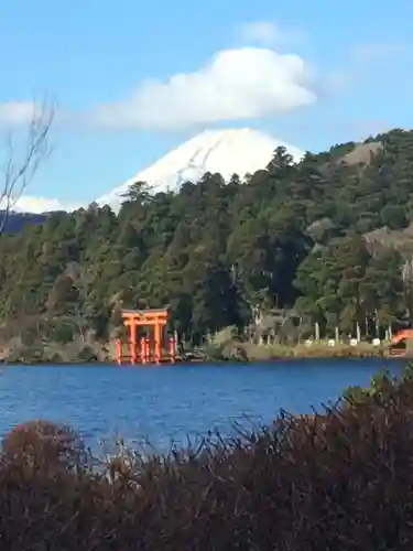 箱根神社の{uncategorized: "未分類", other: "その他", undefined: "問題あり", building: "その他建物", grave: "お墓", sacred_gate: "鳥居", guardian: "狛犬", statue: "像", buddha: "仏像", history: "歴史", nature: "自然", garden: "庭園", animal: "動物", pagoda: "塔", temizu: "手水舎", mountain_gate: "山門・神門", sanctuary: "本殿・本堂", subordinate: "末社・摂社", art: "芸術", scenery: "景色", jizo: "地蔵", ema: "絵馬", goshuin: "御朱印", omikuji: "おみくじ", items: "授与品その他", amulet: "お守り", goshuincho: "御朱印帳", eats: "食事", festival: "お祭り", votive_dance: "神楽", shichigosan: "七五三参", wedding: "結婚式", experience: "体験その他", initially: "初詣", around: "周辺", anti_infection: "感染症対策"}