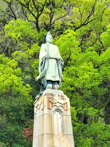 照國神社の像