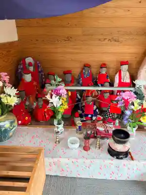 さつかり地蔵堂の{uncategorized: "未分類", other: "その他", undefined: "問題あり", building: "その他建物", grave: "お墓", sacred_gate: "鳥居", guardian: "狛犬", statue: "像", buddha: "仏像", history: "歴史", nature: "自然", garden: "庭園", animal: "動物", pagoda: "塔", temizu: "手水舎", mountain_gate: "山門・神門", sanctuary: "本殿・本堂", subordinate: "末社・摂社", art: "芸術", scenery: "景色", jizo: "地蔵", ema: "絵馬", goshuin: "御朱印", omikuji: "おみくじ", items: "授与品その他", amulet: "お守り", goshuincho: "御朱印帳", eats: "食事", festival: "お祭り", votive_dance: "神楽", shichigosan: "七五三参", wedding: "結婚式", experience: "体験その他", initially: "初詣", around: "周辺", anti_infection: "感染症対策"}