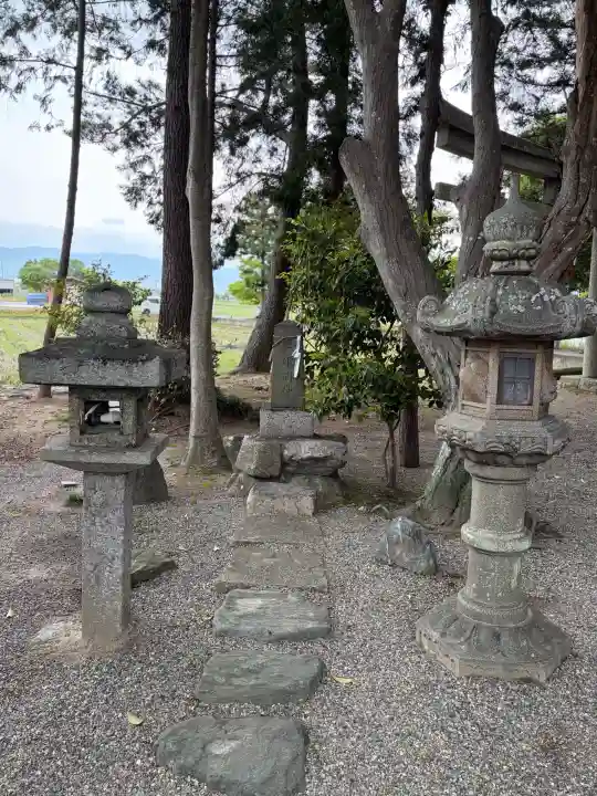 志那神社の{uncategorized: "未分類", other: "その他", undefined: "問題あり", building: "その他建物", grave: "お墓", sacred_gate: "鳥居", guardian: "狛犬", statue: "像", buddha: "仏像", history: "歴史", nature: "自然", garden: "庭園", animal: "動物", pagoda: "塔", temizu: "手水舎", mountain_gate: "山門・神門", sanctuary: "本殿・本堂", subordinate: "末社・摂社", art: "芸術", scenery: "景色", jizo: "地蔵", ema: "絵馬", goshuin: "御朱印", omikuji: "おみくじ", items: "授与品その他", amulet: "お守り", goshuincho: "御朱印帳", eats: "食事", festival: "お祭り", votive_dance: "神楽", shichigosan: "七五三参", wedding: "結婚式", experience: "体験その他", initially: "初詣", around: "周辺", anti_infection: "感染症対策"}