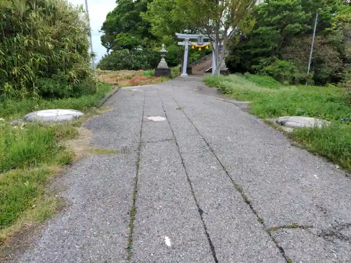 鰀目嶽神社の{uncategorized: "未分類", other: "その他", undefined: "問題あり", building: "その他建物", grave: "お墓", sacred_gate: "鳥居", guardian: "狛犬", statue: "像", buddha: "仏像", history: "歴史", nature: "自然", garden: "庭園", animal: "動物", pagoda: "塔", temizu: "手水舎", mountain_gate: "山門・神門", sanctuary: "本殿・本堂", subordinate: "末社・摂社", art: "芸術", scenery: "景色", jizo: "地蔵", ema: "絵馬", goshuin: "御朱印", omikuji: "おみくじ", items: "授与品その他", amulet: "お守り", goshuincho: "御朱印帳", eats: "食事", festival: "お祭り", votive_dance: "神楽", shichigosan: "七五三参", wedding: "結婚式", experience: "体験その他", initially: "初詣", around: "周辺", anti_infection: "感染症対策"}
