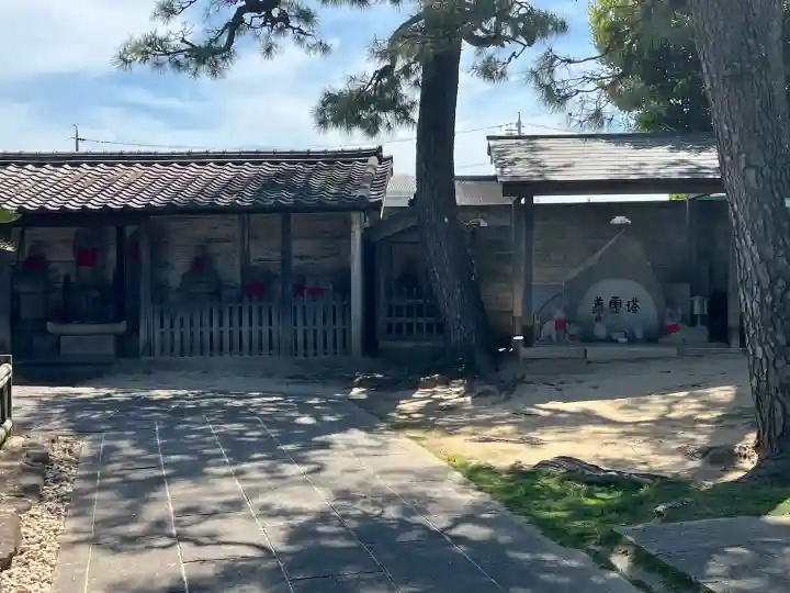 林泉寺の{uncategorized: "未分類", other: "その他", undefined: "問題あり", building: "その他建物", grave: "お墓", sacred_gate: "鳥居", guardian: "狛犬", statue: "像", buddha: "仏像", history: "歴史", nature: "自然", garden: "庭園", animal: "動物", pagoda: "塔", temizu: "手水舎", mountain_gate: "山門・神門", sanctuary: "本殿・本堂", subordinate: "末社・摂社", art: "芸術", scenery: "景色", jizo: "地蔵", ema: "絵馬", goshuin: "御朱印", omikuji: "おみくじ", items: "授与品その他", amulet: "お守り", goshuincho: "御朱印帳", eats: "食事", festival: "お祭り", votive_dance: "神楽", shichigosan: "七五三参", wedding: "結婚式", experience: "体験その他", initially: "初詣", around: "周辺", anti_infection: "感染症対策"}