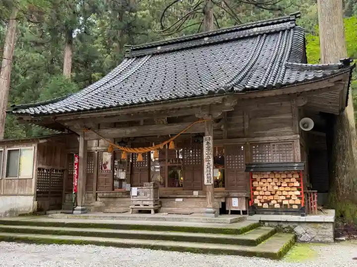 雄山神社中宮祈願殿の{uncategorized: "未分類", other: "その他", undefined: "問題あり", building: "その他建物", grave: "お墓", sacred_gate: "鳥居", guardian: "狛犬", statue: "像", buddha: "仏像", history: "歴史", nature: "自然", garden: "庭園", animal: "動物", pagoda: "塔", temizu: "手水舎", mountain_gate: "山門・神門", sanctuary: "本殿・本堂", subordinate: "末社・摂社", art: "芸術", scenery: "景色", jizo: "地蔵", ema: "絵馬", goshuin: "御朱印", omikuji: "おみくじ", items: "授与品その他", amulet: "お守り", goshuincho: "御朱印帳", eats: "食事", festival: "お祭り", votive_dance: "神楽", shichigosan: "七五三参", wedding: "結婚式", experience: "体験その他", initially: "初詣", around: "周辺", anti_infection: "感染症対策"}