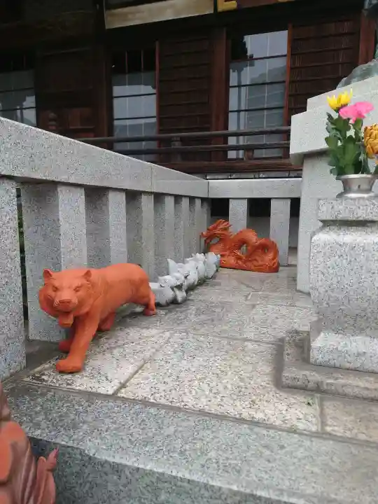 観音寺の{uncategorized: "未分類", other: "その他", undefined: "問題あり", building: "その他建物", grave: "お墓", sacred_gate: "鳥居", guardian: "狛犬", statue: "像", buddha: "仏像", history: "歴史", nature: "自然", garden: "庭園", animal: "動物", pagoda: "塔", temizu: "手水舎", mountain_gate: "山門・神門", sanctuary: "本殿・本堂", subordinate: "末社・摂社", art: "芸術", scenery: "景色", jizo: "地蔵", ema: "絵馬", goshuin: "御朱印", omikuji: "おみくじ", items: "授与品その他", amulet: "お守り", goshuincho: "御朱印帳", eats: "食事", festival: "お祭り", votive_dance: "神楽", shichigosan: "七五三参", wedding: "結婚式", experience: "体験その他", initially: "初詣", around: "周辺", anti_infection: "感染症対策"}
