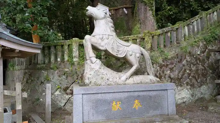 八幡朝見神社の像