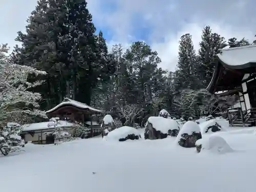 高野山金剛峯寺の{uncategorized: "未分類", other: "その他", undefined: "問題あり", building: "その他建物", grave: "お墓", sacred_gate: "鳥居", guardian: "狛犬", statue: "像", buddha: "仏像", history: "歴史", nature: "自然", garden: "庭園", animal: "動物", pagoda: "塔", temizu: "手水舎", mountain_gate: "山門・神門", sanctuary: "本殿・本堂", subordinate: "末社・摂社", art: "芸術", scenery: "景色", jizo: "地蔵", ema: "絵馬", goshuin: "御朱印", omikuji: "おみくじ", items: "授与品その他", amulet: "お守り", goshuincho: "御朱印帳", eats: "食事", festival: "お祭り", votive_dance: "神楽", shichigosan: "七五三参", wedding: "結婚式", experience: "体験その他", initially: "初詣", around: "周辺", anti_infection: "感染症対策"}