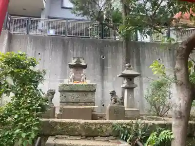 狸穴稲荷社の{uncategorized: "未分類", other: "その他", undefined: "問題あり", building: "その他建物", grave: "お墓", sacred_gate: "鳥居", guardian: "狛犬", statue: "像", buddha: "仏像", history: "歴史", nature: "自然", garden: "庭園", animal: "動物", pagoda: "塔", temizu: "手水舎", mountain_gate: "山門・神門", sanctuary: "本殿・本堂", subordinate: "末社・摂社", art: "芸術", scenery: "景色", jizo: "地蔵", ema: "絵馬", goshuin: "御朱印", omikuji: "おみくじ", items: "授与品その他", amulet: "お守り", goshuincho: "御朱印帳", eats: "食事", festival: "お祭り", votive_dance: "神楽", shichigosan: "七五三参", wedding: "結婚式", experience: "体験その他", initially: "初詣", around: "周辺", anti_infection: "感染症対策"}