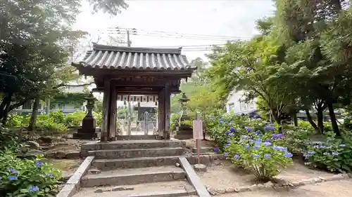 與止日女神社の山門