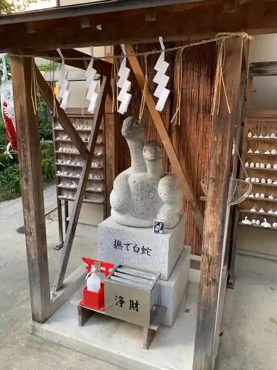 蛇窪神社の像
