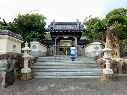 大寳寺（大宝寺）の山門