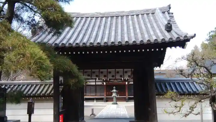 薬王院の山門・神門